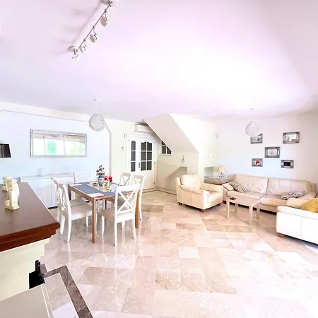 度假居 Charming House With Pool, Close To The Sea 马尔韦利亚