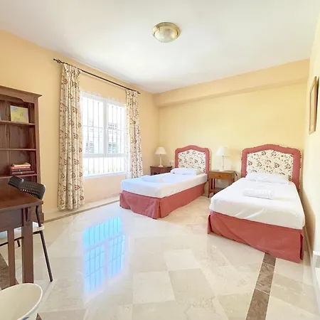Charming House With Pool, Close To The Sea 马尔韦利亚